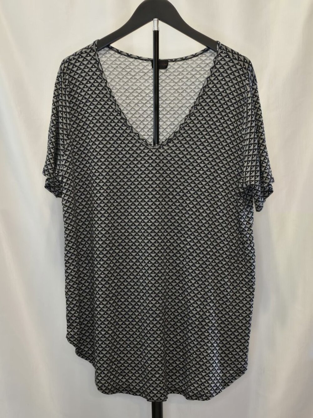 Shiela Rose Scalloped V-Neck Geometric Diamond Print Tunic Top Gray Black XL